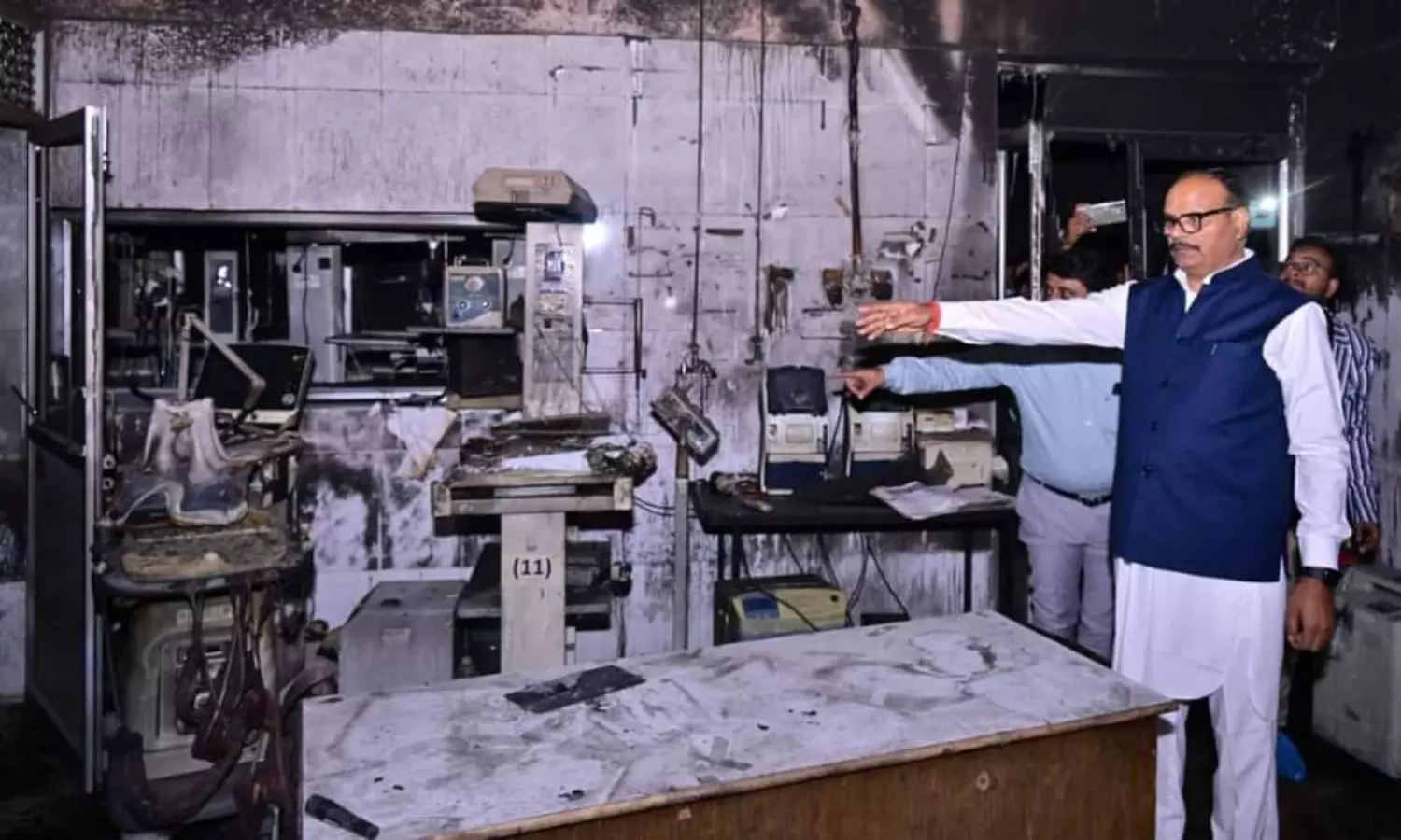 झांसी मेडिकल कॉलेज अग्निकांड: डिप्टी सीएम ब्रजेश पाठक ने दिए त्रिस्तरीय जांच के आदेश, चूना डालने पर मचा बवाल...