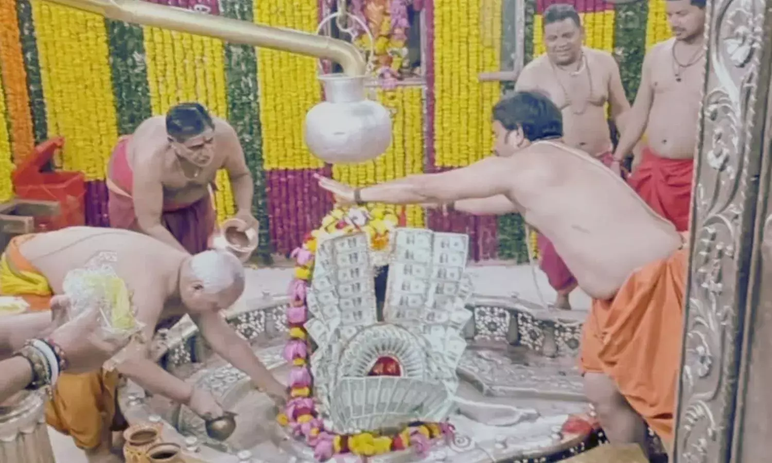 Baba Mahakal was offered a garland of American dollars Baba Mahakal was offered a garland of American dollars