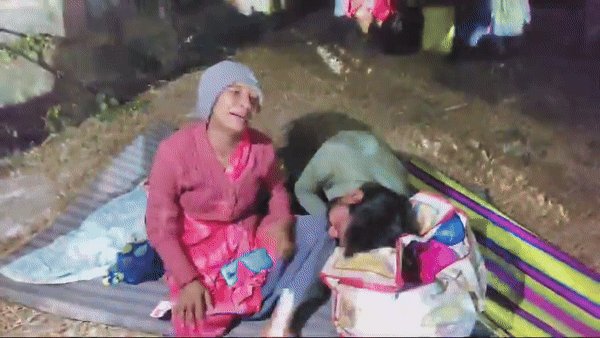 हमारा बच्चा नहीं मिल रहा है...ये दर्द रोड पर बिलखते मां- बाप का,  भरपाई कर पाएगा प्रशासन