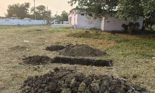 सागर के स्कूल को बनाया कब्रिस्तान