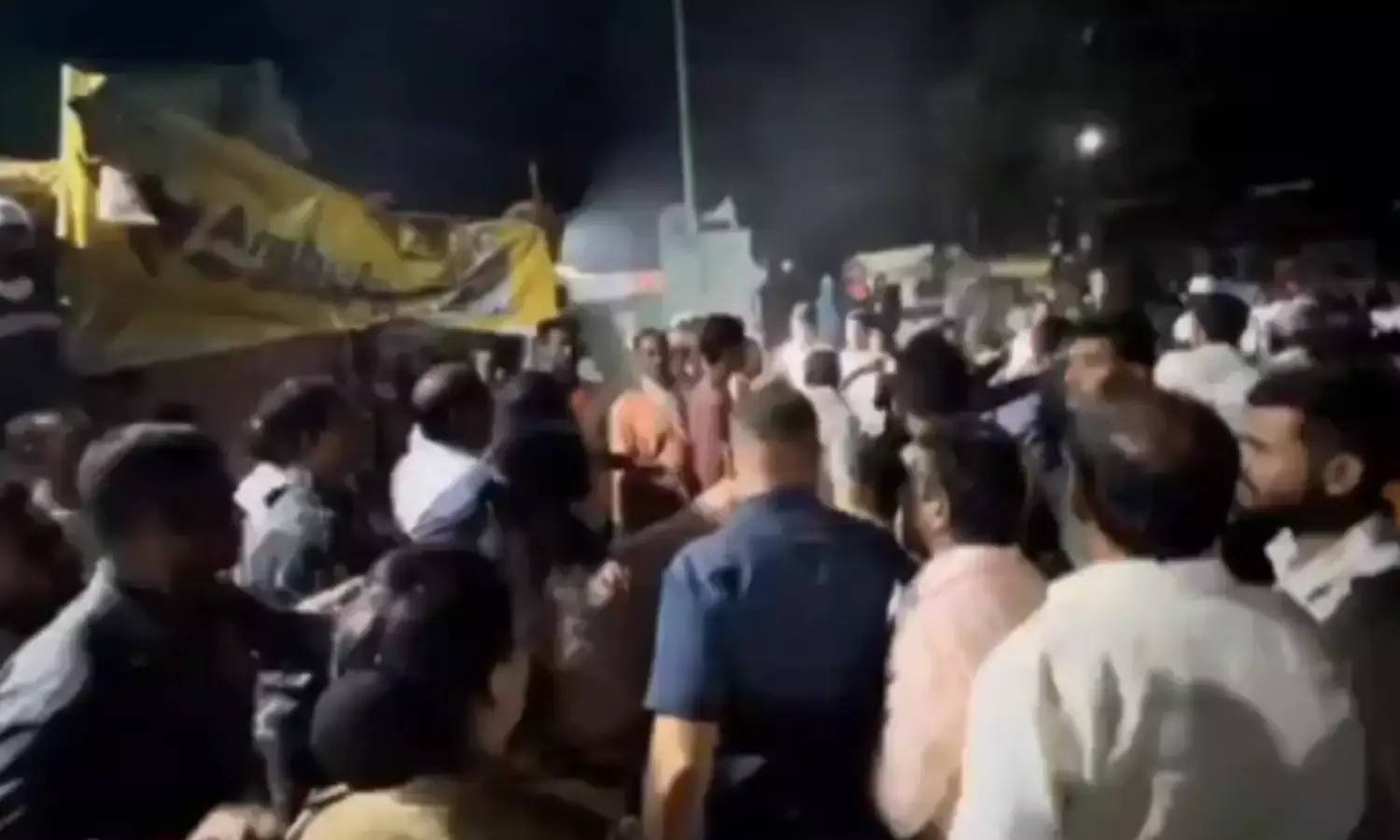 अमरावती में नवनीत राणा पर हमले की कोशिश, कुर्सियां फेंकी गई जमकर हुआ हंगामा, वर्ग विशेष पर आरोप अमरावती में नवनीत राणा पर हमले की कोशिश, कुर्सियां फेंकी गई जमकर हुआ हंगामा, वर्ग विशेष पर आरोप