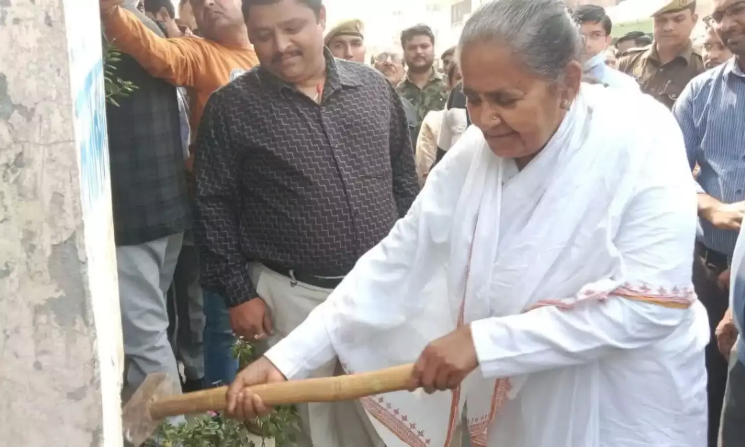 हाथ में हथौड़ा लेकर अपने पिता की दुकान तोड़ने पहुंची शिक्षा मंत्री गुलाब देवी