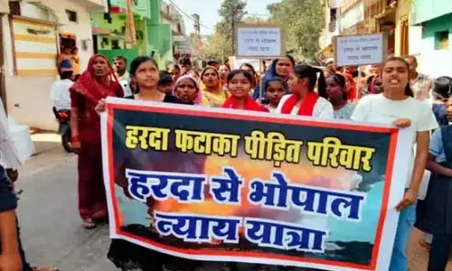 हरदा ब्लास्ट के पीड़ितों के आगे गिड़गिडाए कलेक्टर - SP, कहा - सीएम के पास मत जाओ, देंगे दो-दो लाख और जमीन