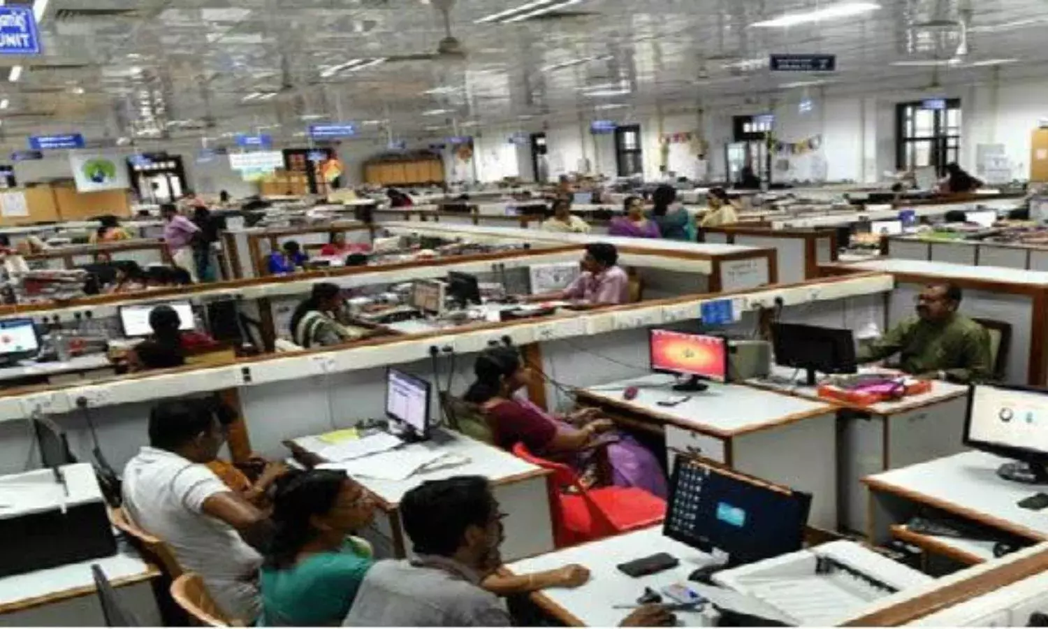 दिल्ली में सांस लेना हुआ मुश्किल, सरकारी दफ्तरों में खुलने और बंद होने का समय बदला