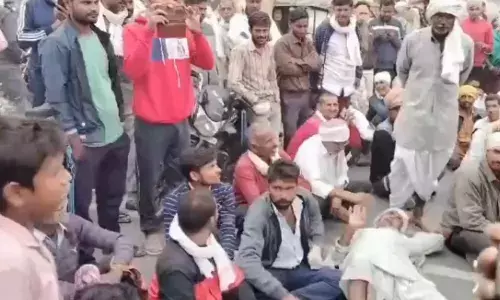 भिंड में खाद की किल्लत जारी, सुबह से लाइन में खड़े होने के बाद भी किसान खाली हाथ, सड़क पर लगाया जाम