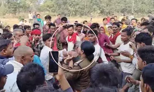 टीकमगढ़ में प्रदर्शकारियों और पुलिस के बीच झड़प, महिला TI को युवक ने थप्पड़ मारा