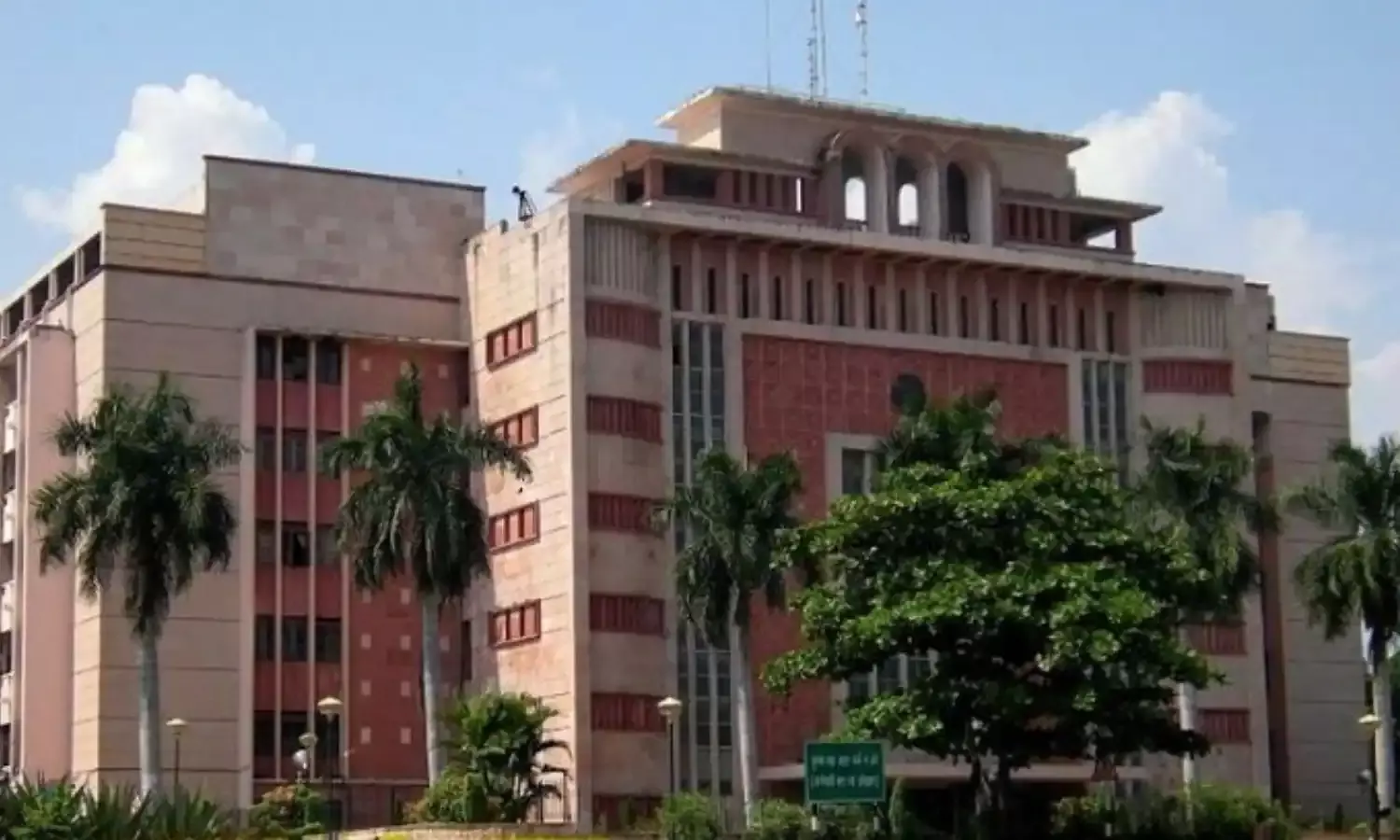 MP में करोड़ों रुपए की रिश्वत से मनपसंद कलेक्टर का ट्रांसफर! EOW में शिकायत से गरमाई सियासत, जानिए सच्चाई?