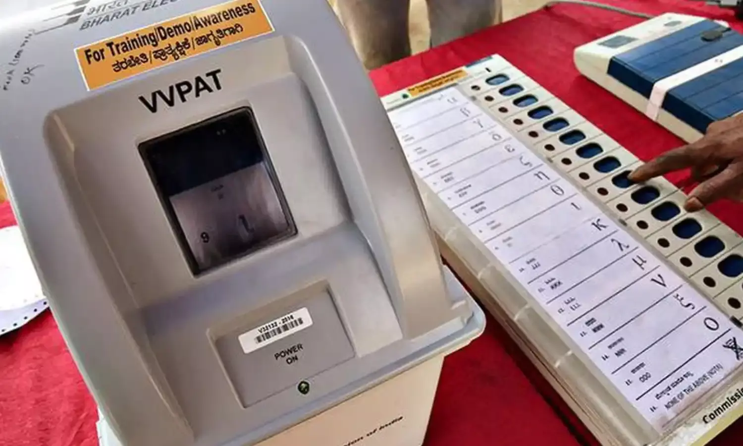 मुस्लिम महिलाओं का नकाब न हटाएं, कोई पुलिसकर्मी न करे मतदाता पहचान-पत्र की जांच