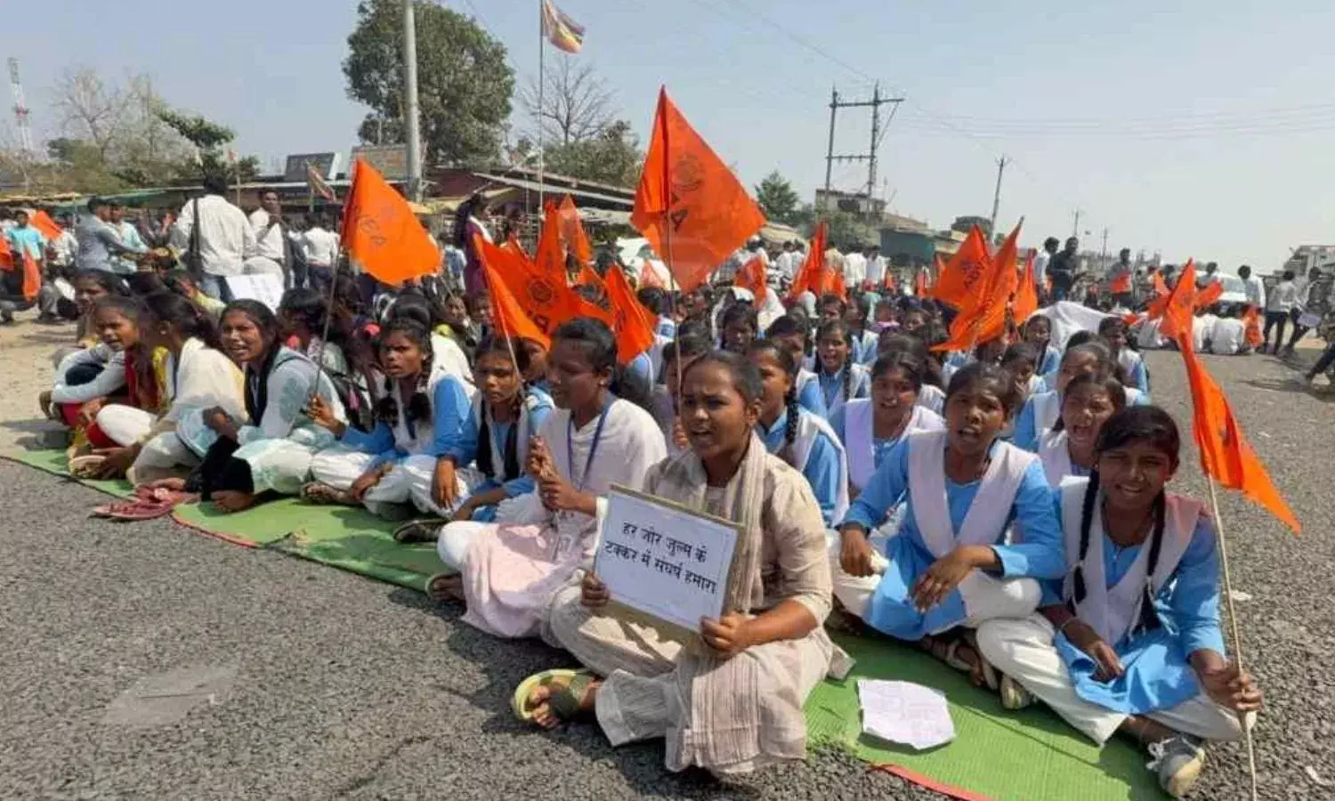 ABVP blocked roads in Gariaband