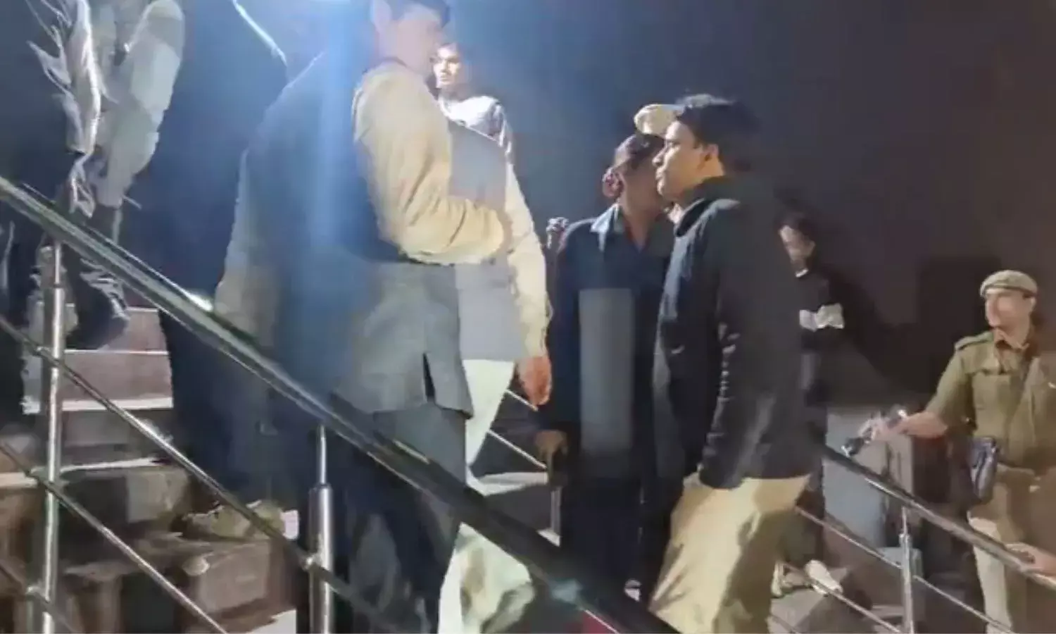 संभल की जामा मस्जिद का सर्वे शुरू, कोर्ट के आदेश पर रात में पहुंची टीम