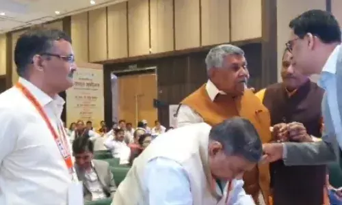 मंच पर जगह न मिलने पर MLA बाबूलाल और छोटे लाल वर्मा भड़के, बोले - मैं पांच बार का विधायक हूं...