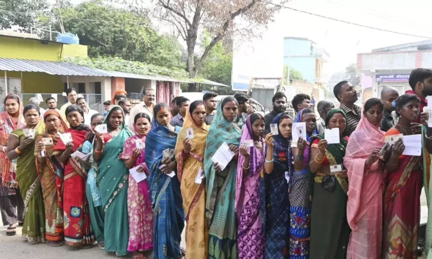 मधुपुर में मतदान पदाधिकारी गिरफ्तार, JMM के पक्ष में मतदान करवाने का आरोप