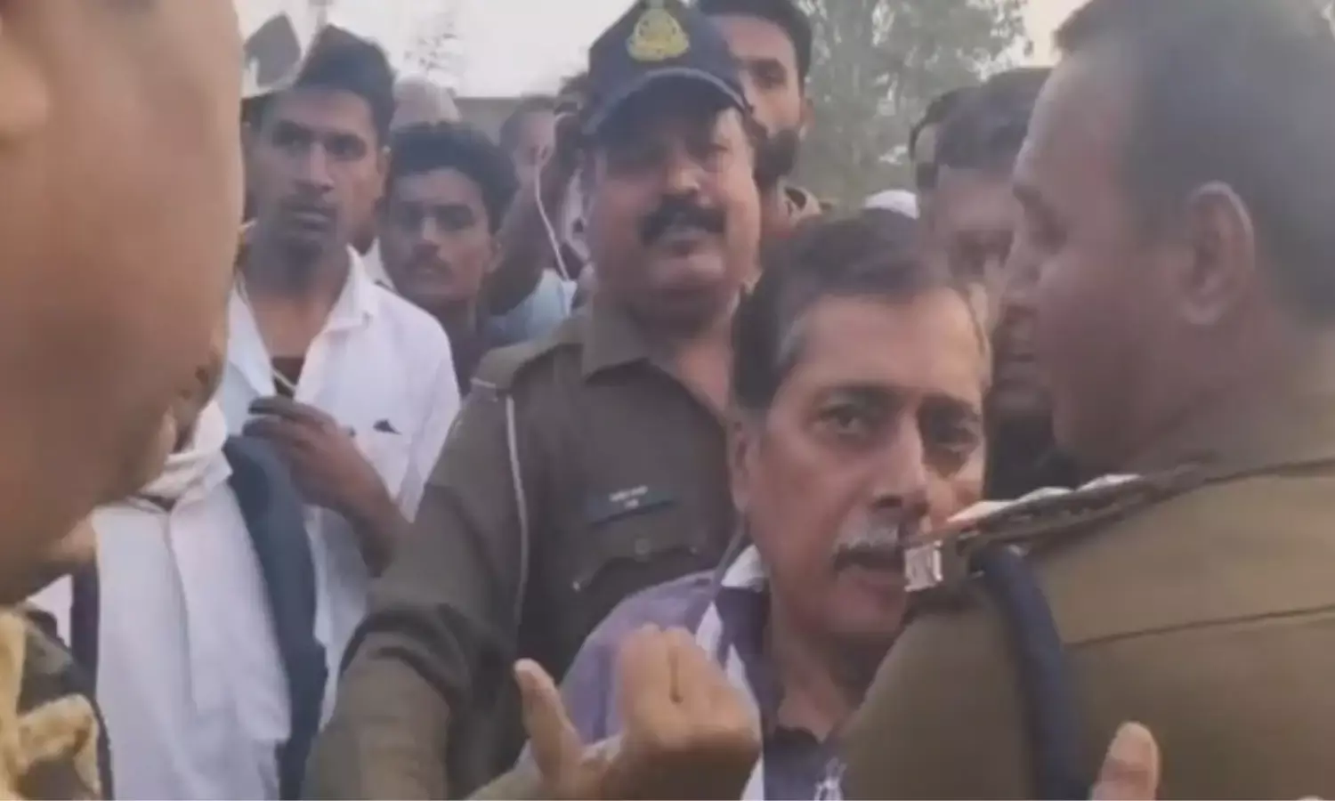 मंदिर की जमीन पर कब्‍जा, अतिक्रमण हटाने पहुंचे विधायक हुए गिरफ्तार, जानिए पूरा मामला…