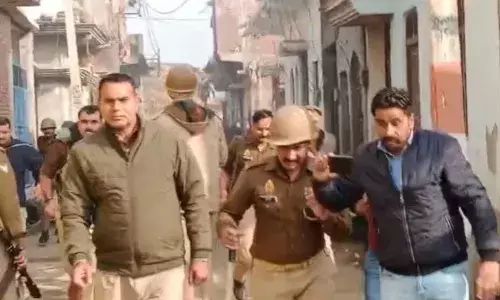 उत्तरप्रदेश में उप चुनाव के दौरान बवाल, कहीं पुलिस पर पथराव तो कहीं फर्जी वोट का आरोप