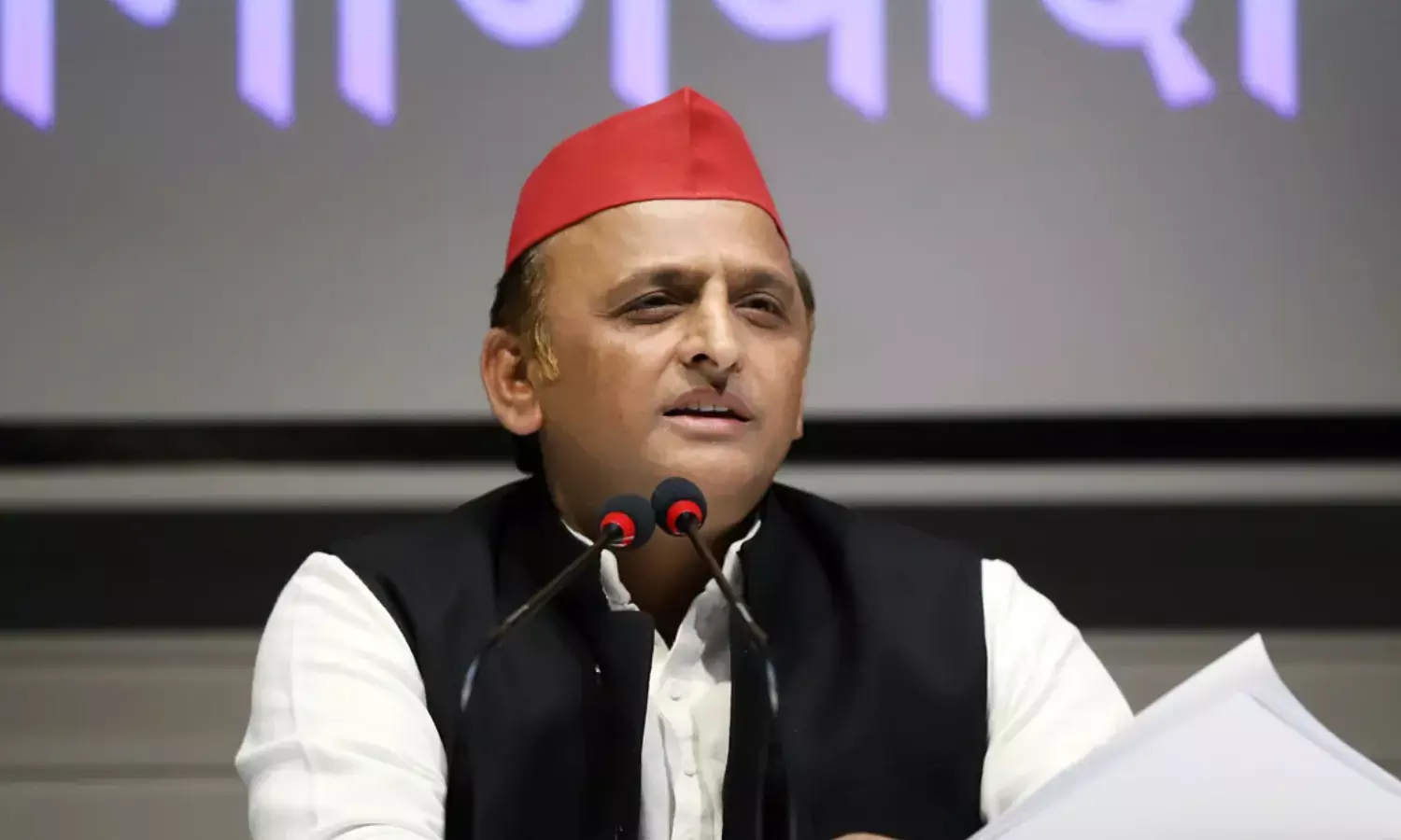 सपा का आरोप पुलिस वोट डालने से रोक रही, भाजपा की शिकायत बुर्के में फर्जी वोटिंग