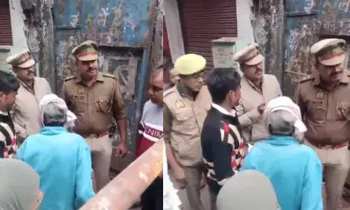 ID चेक करने वाले कई पुलिसकर्मी सस्पेंड, वीडियो वायरल होने पर चुनाव आयोग का एक्शन