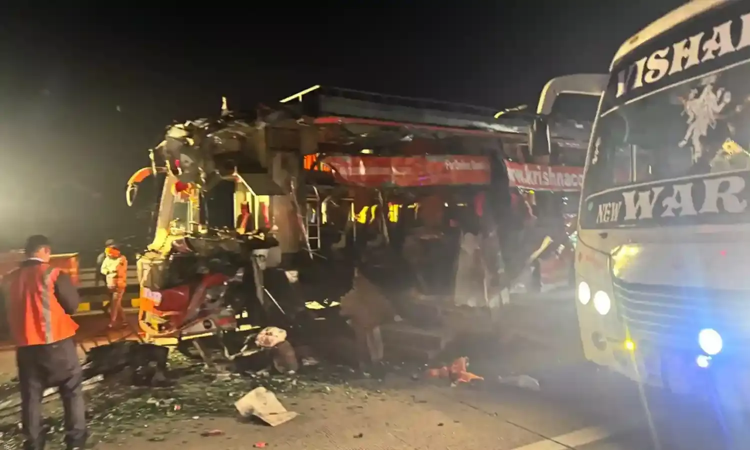 यमुना एक्सप्रेस वे पर भीषण सड़क हादसा, 5 की मौत, 15 लोग घायल, खिड़कियों से कूदकर यात्रियों ने बचाई जान