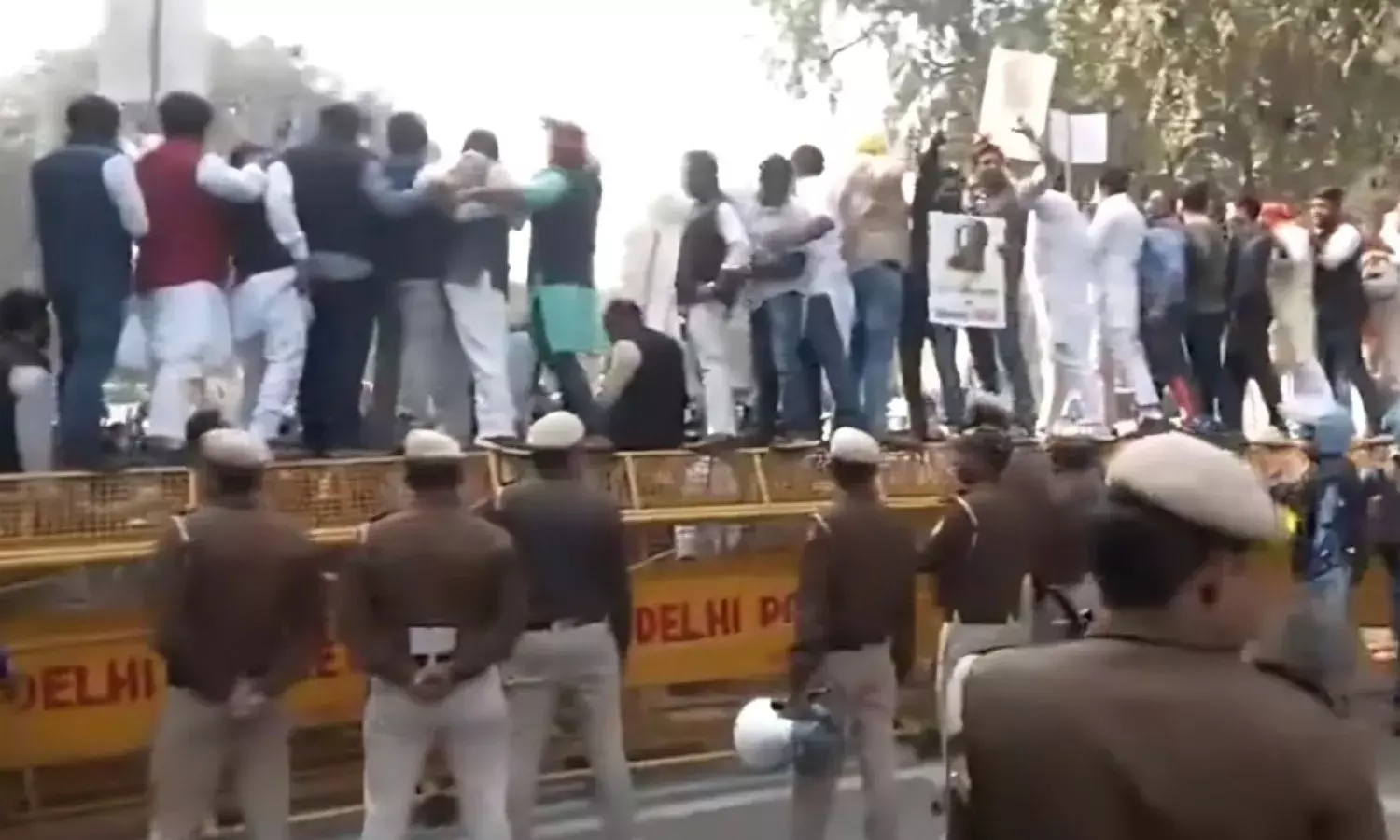 अरविंद केजरीवाल के घर के बाहर BJP कार्यकर्ताओं का प्रदर्शन