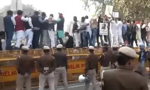 अरविंद केजरीवाल के घर के बाहर BJP कार्यकर्ताओं का प्रदर्शन