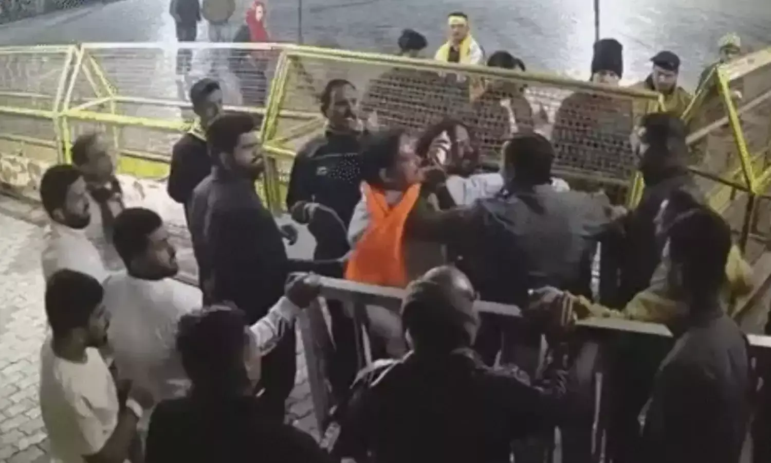 उज्जैन के महाकालेश्वर मंदिर में भस्म आरती के दौरान हंगामा, मंदिर के कर्मचारी से की मारपीट