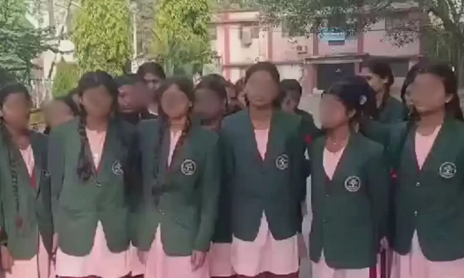 शिकायत लेकर कलेक्टर के पास पहुंची आदिवासी छात्राएं