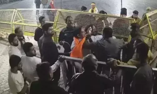 उज्जैन के महाकालेश्वर मंदिर में भस्म आरती के दौरान हंगामा, मंदिर के कर्मचारी से की मारपीट उज्जैन के महाकालेश्वर मंदिर में भस्म आरती के दौरान हंगामा, मंदिर के कर्मचारी से की मारपीट