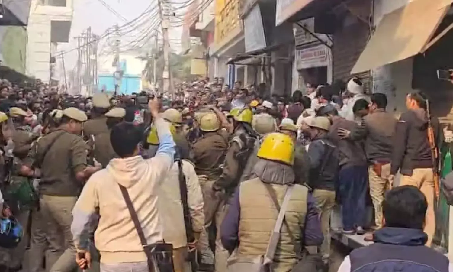 शाही जामा मस्जिद में सर्वे करने पहुंची टीम पर पथराव, पुलिस ने छोड़े आंसू गैस के गोले