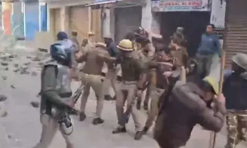 संभल में पथराव, फायरिंग और दंगे का माहौल, तीन लोगों की मौत