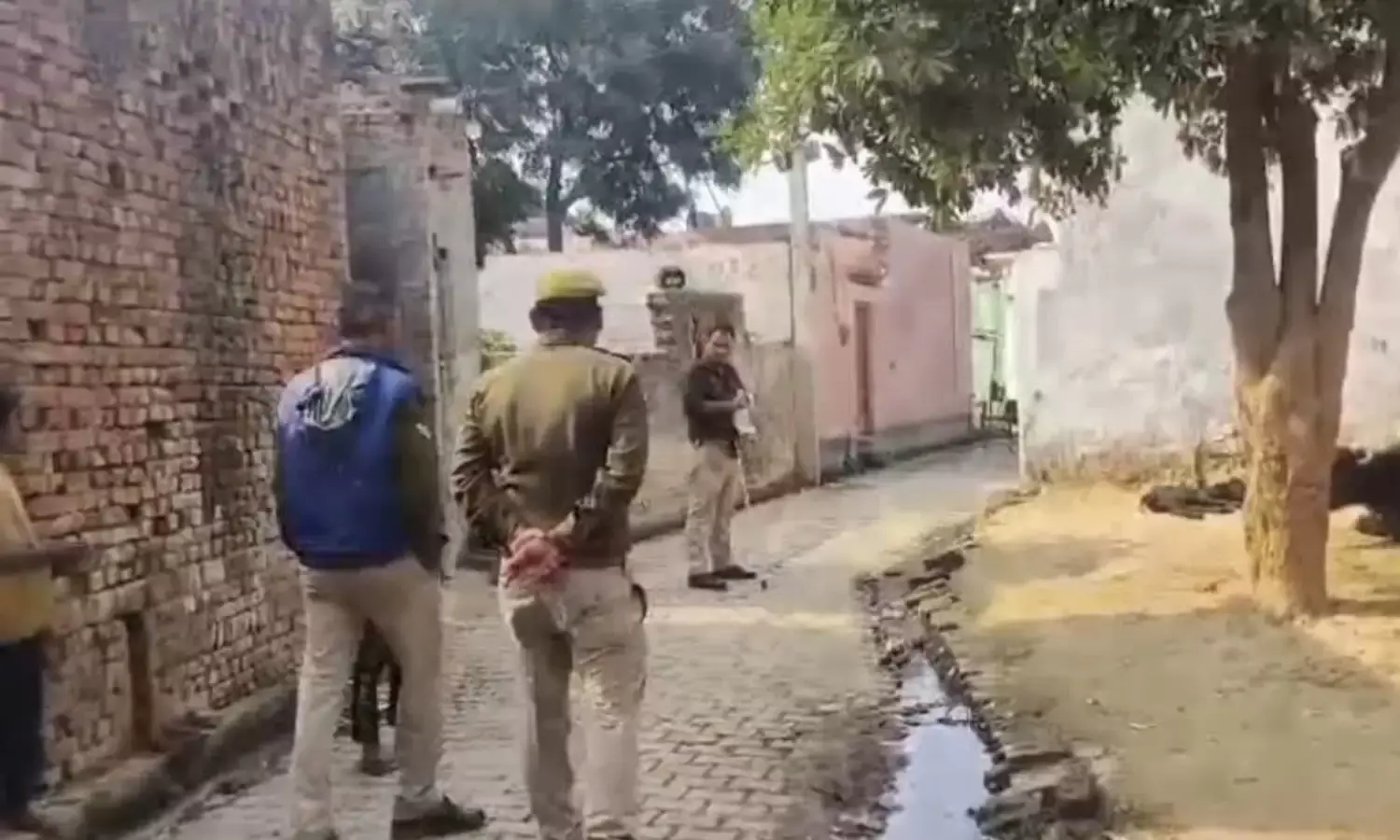 हिस्ट्रीशीटर फकरुद्दीन को गिरफ्तार करने पहुंची पुलिस टीम पर पथराव और फायरिंग... हिस्ट्रीशीटर फकरुद्दीन को गिरफ्तार करने पहुंची पुलिस टीम पर पथराव और फायरिंग...