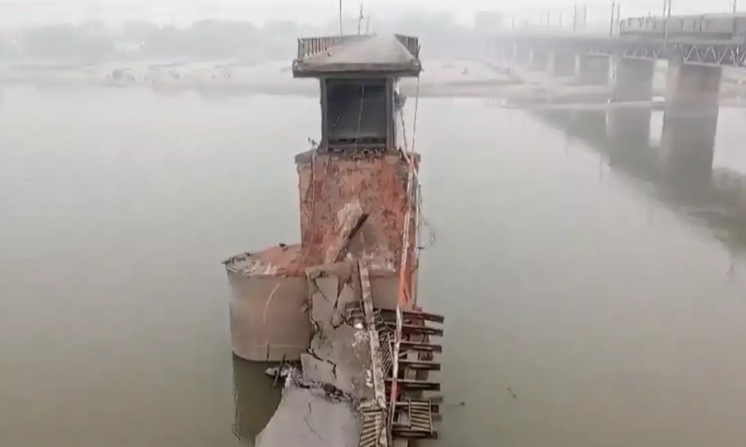 आजादी की लड़ाई का गवाह रहा पुल भरभरा कर गिरा, अंग्रेजों ने किया था निर्माण