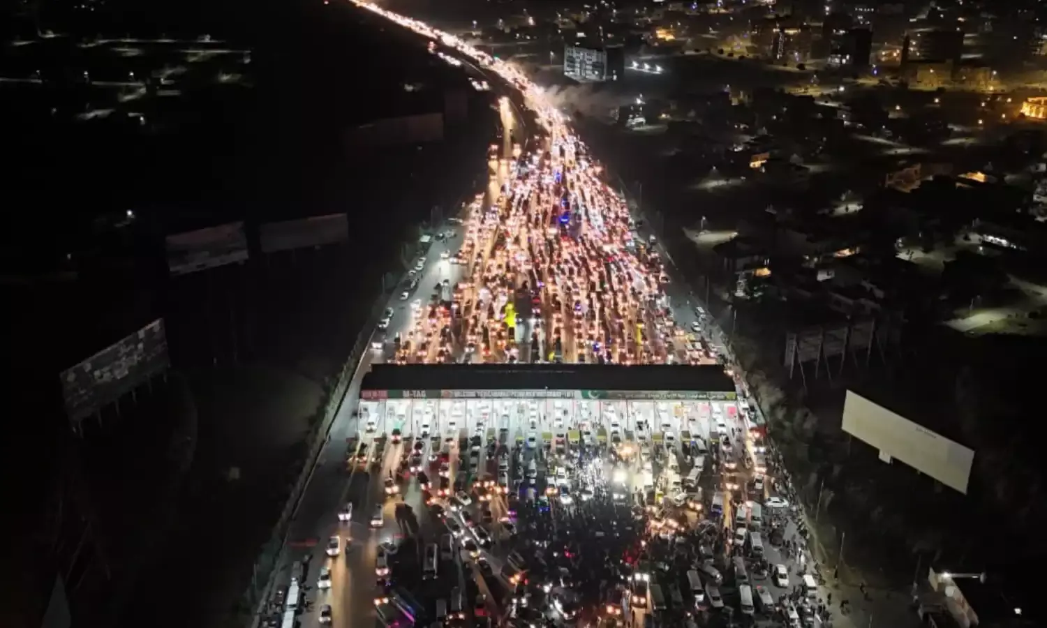 पाकिस्तान में हिंसक प्रदर्शन, 4 पुलिस वालों की मौत के बाद देखते ही गोली मारने का आदेश