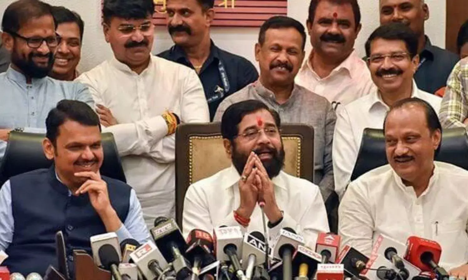 क्या महाराष्ट्र में एक सीएम और दो डिप्टी सीएम वाला होगा फार्मूला, सस्पेंस पर जल्द उठेगा पर्दा क्या महाराष्ट्र में एक सीएम और दो डिप्टी सीएम वाला होगा फार्मूला, सस्पेंस पर जल्द उठेगा पर्दा