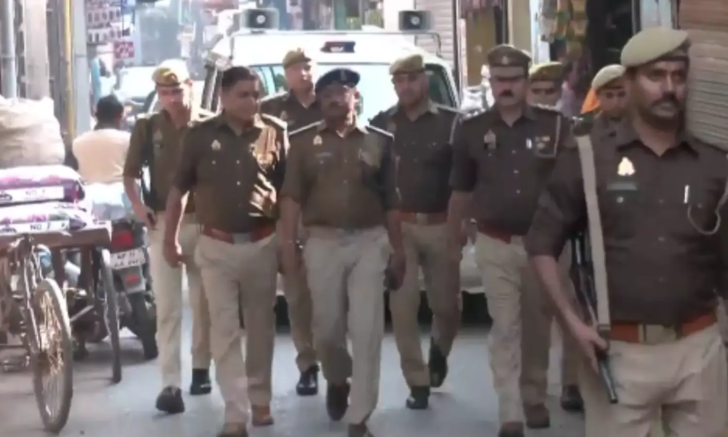 शाही जामा मस्जिद सर्वे पर हुए पथराव के बाद पुलिस ने निकाला फ्लैग मार्च