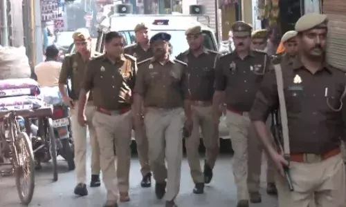 शाही जामा मस्जिद सर्वे पर हुए पथराव के बाद पुलिस ने निकाला फ्लैग मार्च