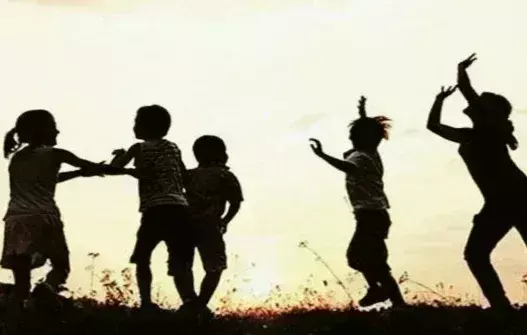 सहेजने की प्रक्रिया में मासूमियत का बिखराव सही नहीं