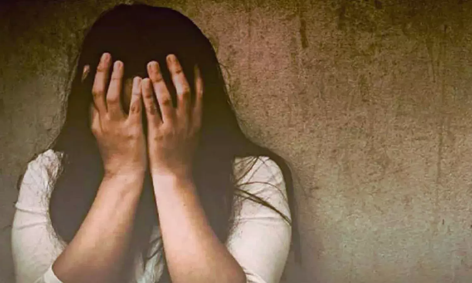 चलती एम्बुलेंस में नाबालिग का रेप