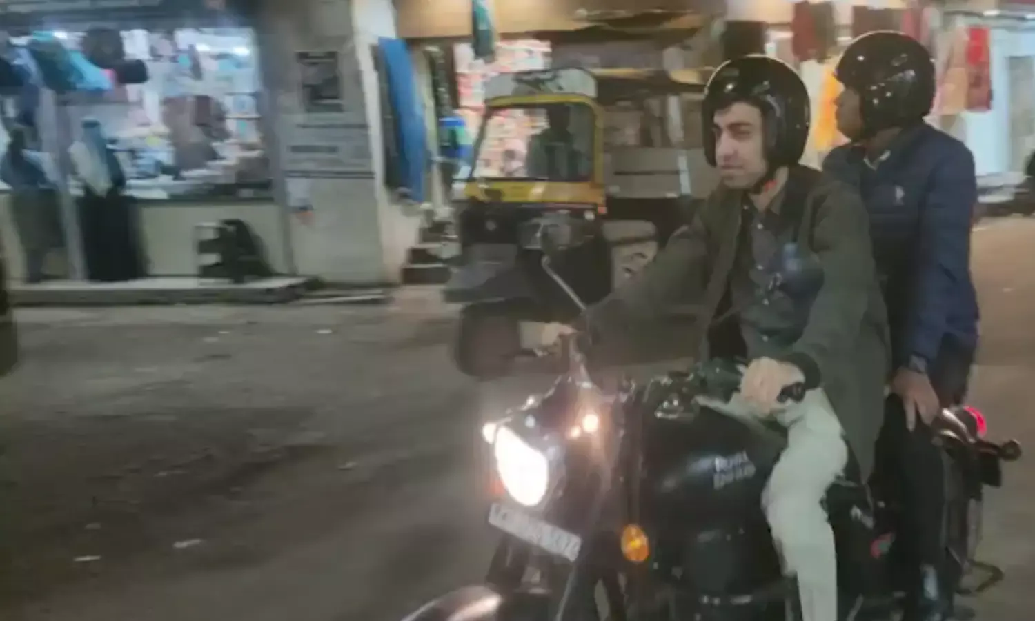 फिल्मी अंदाज में विदिशा कलेक्टर - SP, रॉयल एनफील्ड पर सवार होकर ट्रैफिक व्यवस्था का लिया जायजा