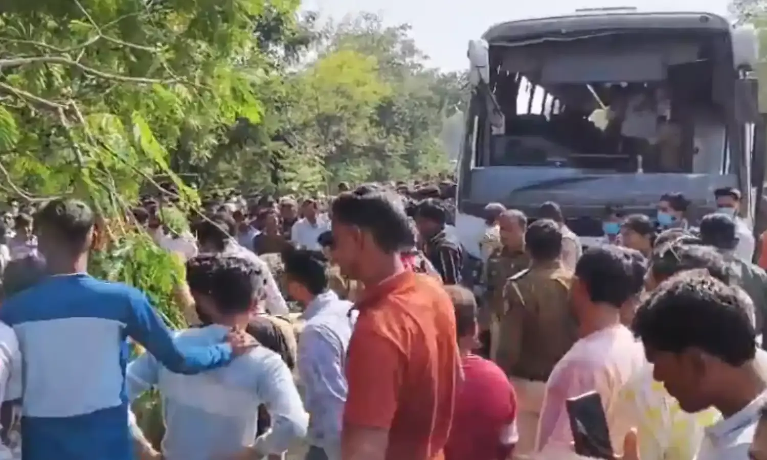 बस अनियंत्रित होकर पलटी, 12 लोगों की मौत, घायल अस्पताल में भर्ती