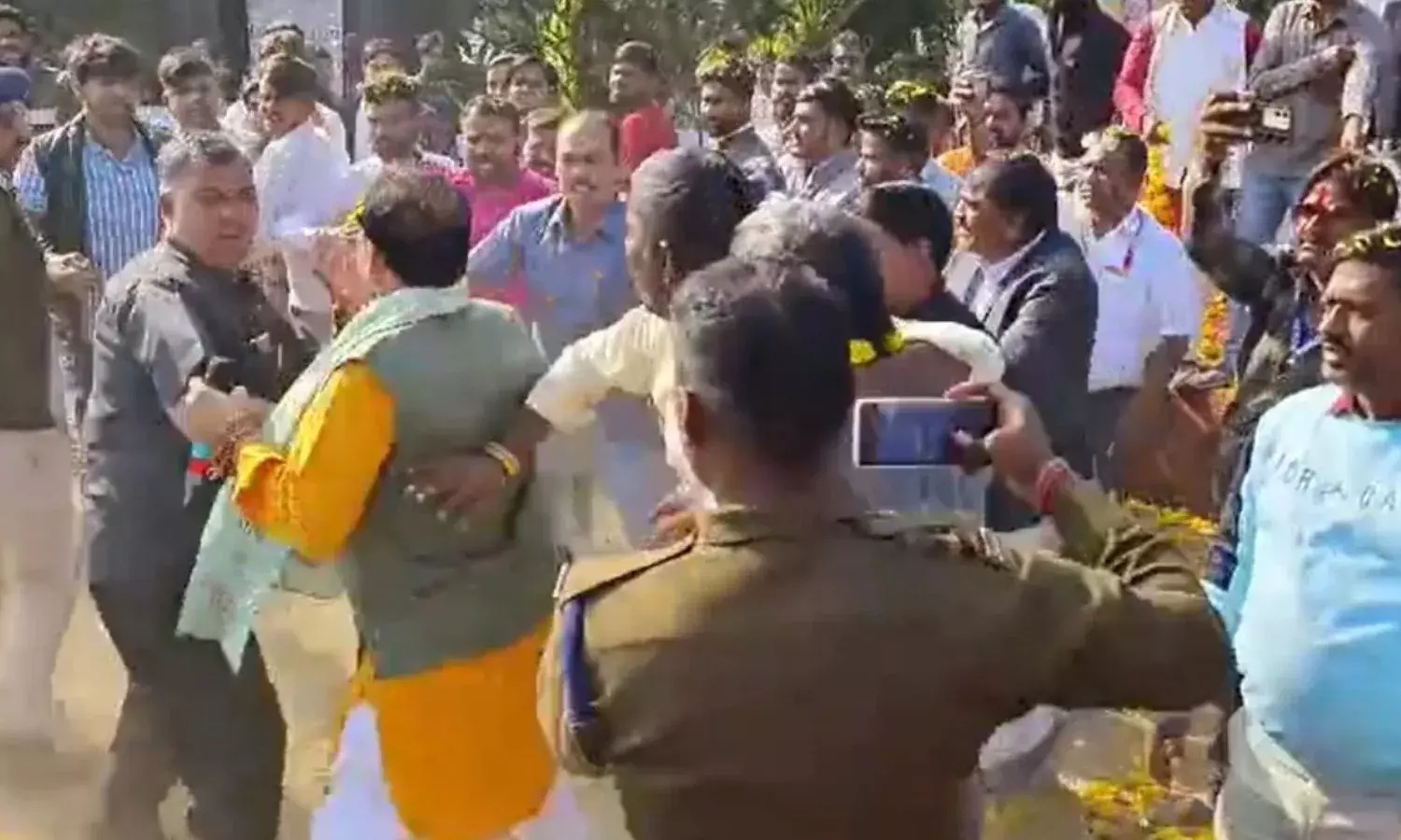 Former MLA Bahadur Singh Beaten up Video