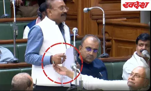 सदन में नीतीश कुमार ने मंत्री अशोक चौधरी का खींचा ब्रेसलेट, जानें क्या ढूंढ रहे थे सीएम