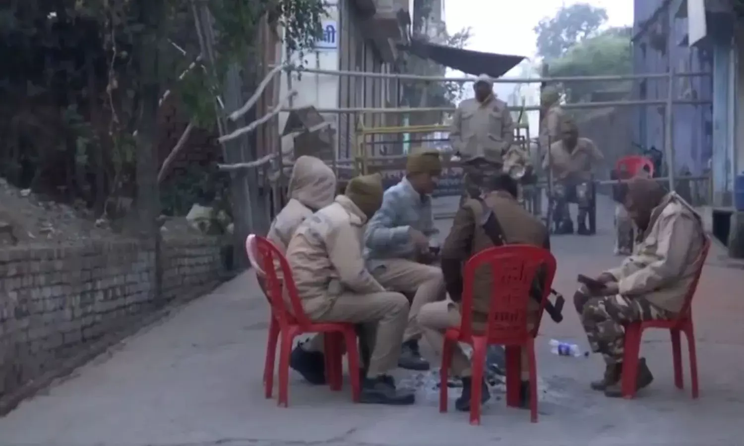 संभल जाने के लिए सपा प्रतिनिधिमंडल तैयार, माता प्रसाद के घर के बाहर लगाई फ़ोर्स