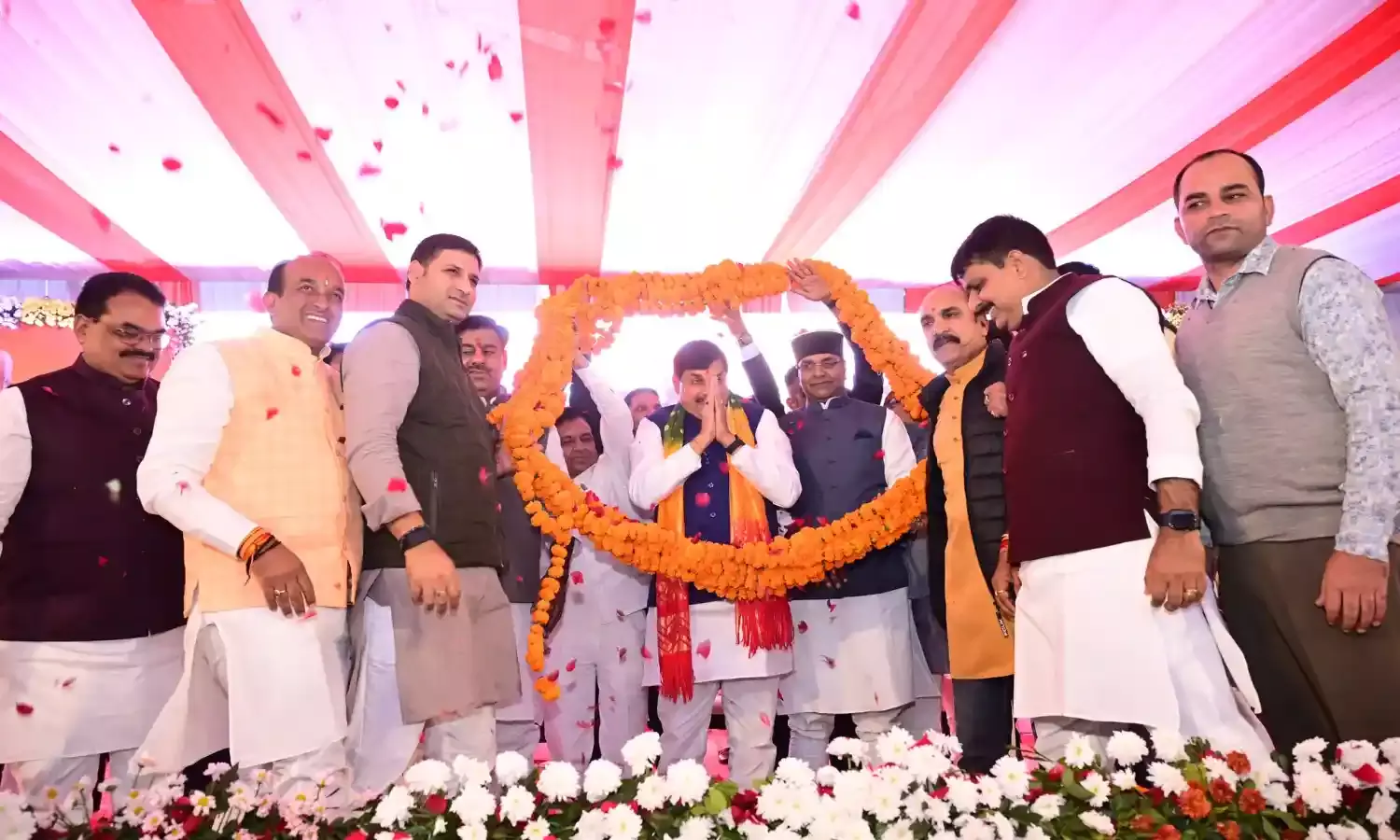 मुख्यमंत्री का भाजपा ने विमानतल पर किया भव्य स्वागत मुख्यमंत्री का भाजपा ने विमानतल पर किया भव्य स्वागत