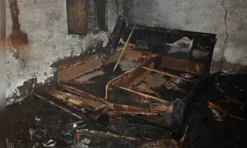 Fire in Energy Minister Rakesh Shuklas Bungalow Fire in Energy Minister Rakesh Shuklas Bungalow