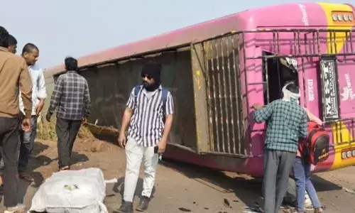 Bus overturns in Khargone