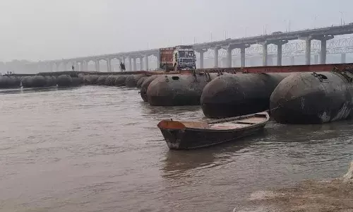 पीएम मोदी के आगमन से पहले युद्धस्तर पर पांटून पुलों का निर्माण, सुरक्षा और गुणवत्ता पर विशेष जोर… पीएम मोदी के आगमन से पहले युद्धस्तर पर पांटून पुलों का निर्माण, सुरक्षा और गुणवत्ता पर विशेष जोर…