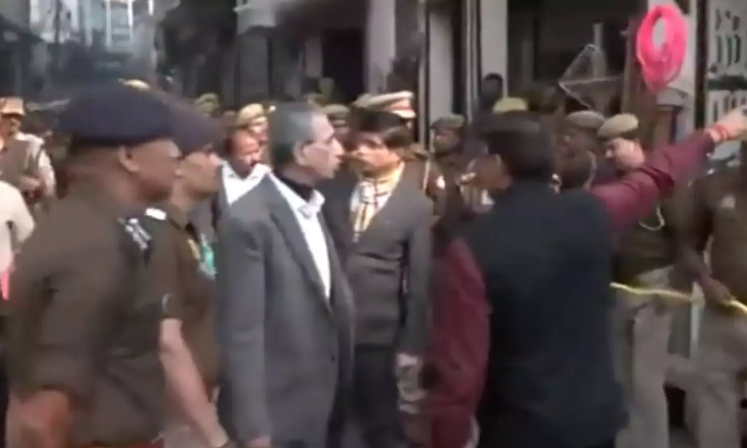 निरीक्षण करने न्यायिक जांच आयोग पहुंचा संभल, ASI सर्वे को लेकर भड़की थी हिंसा