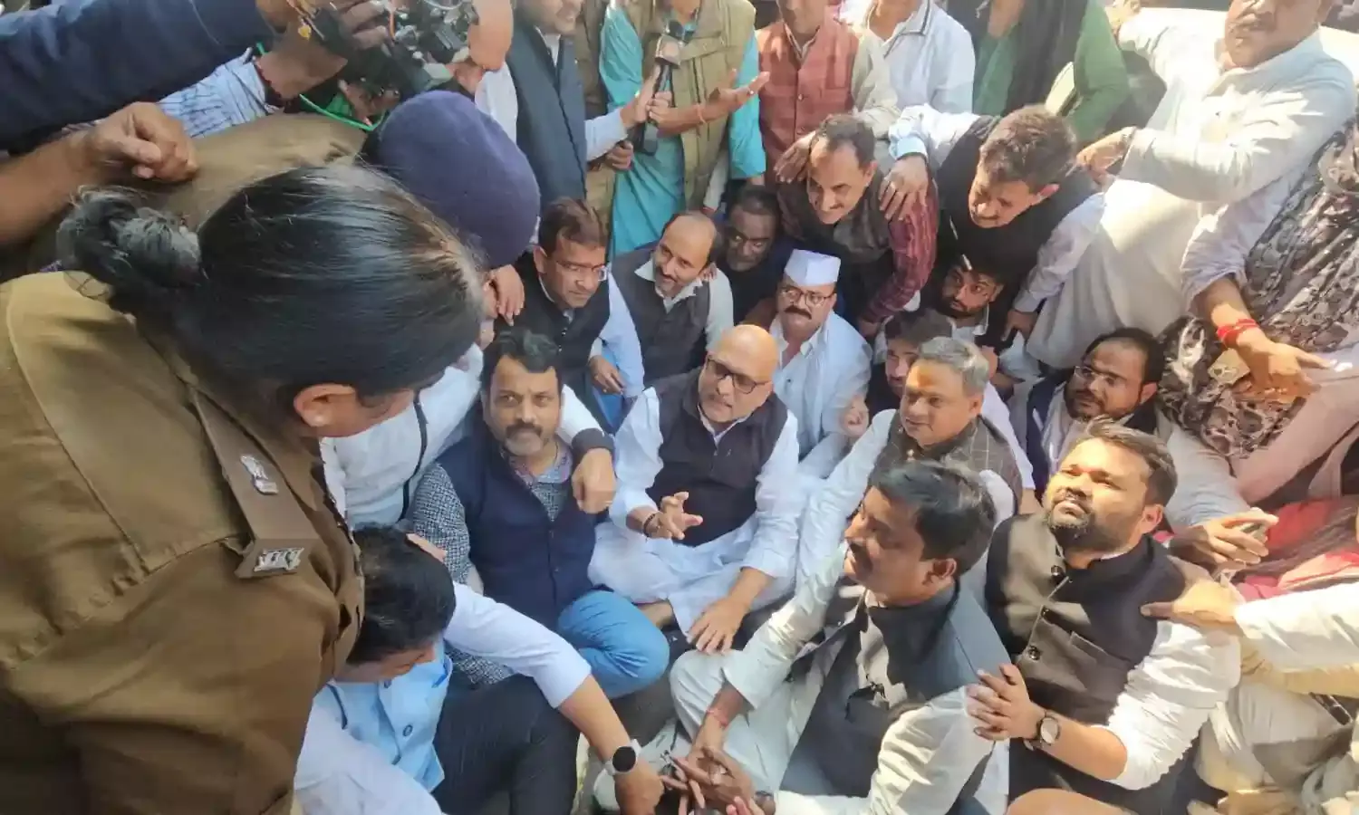 संबल जाने से रोके जाने पर यूपी कांग्रेस अध्यक्ष और पुलिस में झड़प, सामने आया वीडियो…