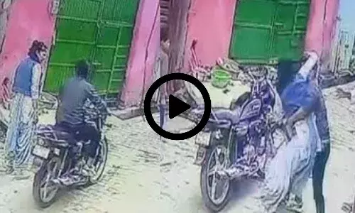 यूपी पुलिस की महिला सिपाही को पांच मुस्लिम लड़कों ने जमकर पीटा, छेड़छाड़ के विरोध पर जमीन पर गिराया…