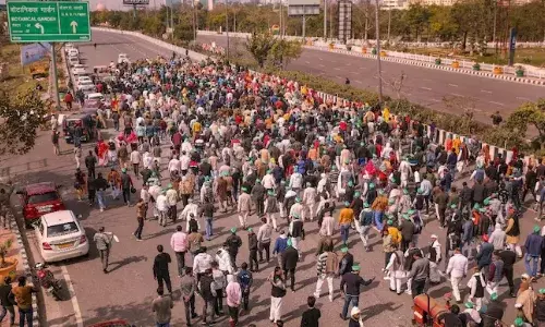 बैरिकेड्स तोड़ आगे बढ़े प्रदर्शनकारी, ट्रैफिक जाम और सुरक्षा अलर्ट…