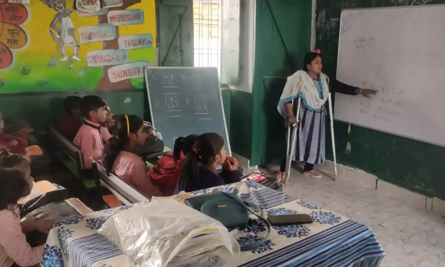 बैसाखी के सहारे तय कर रहीं सीमा अपनी जिंदगी के सफर...